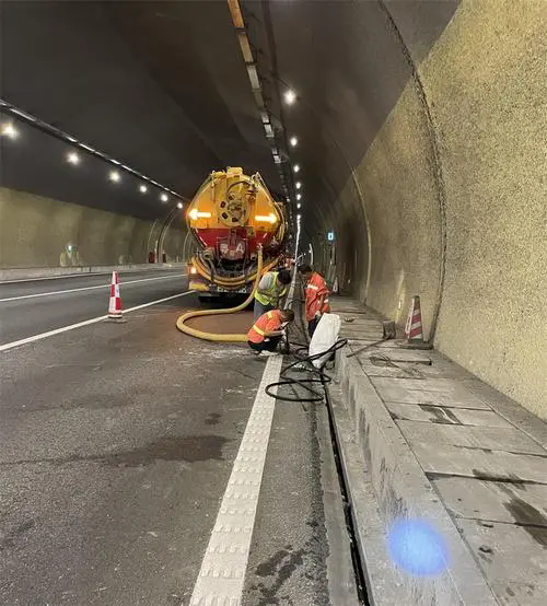 青浦隧道排水渠清淤